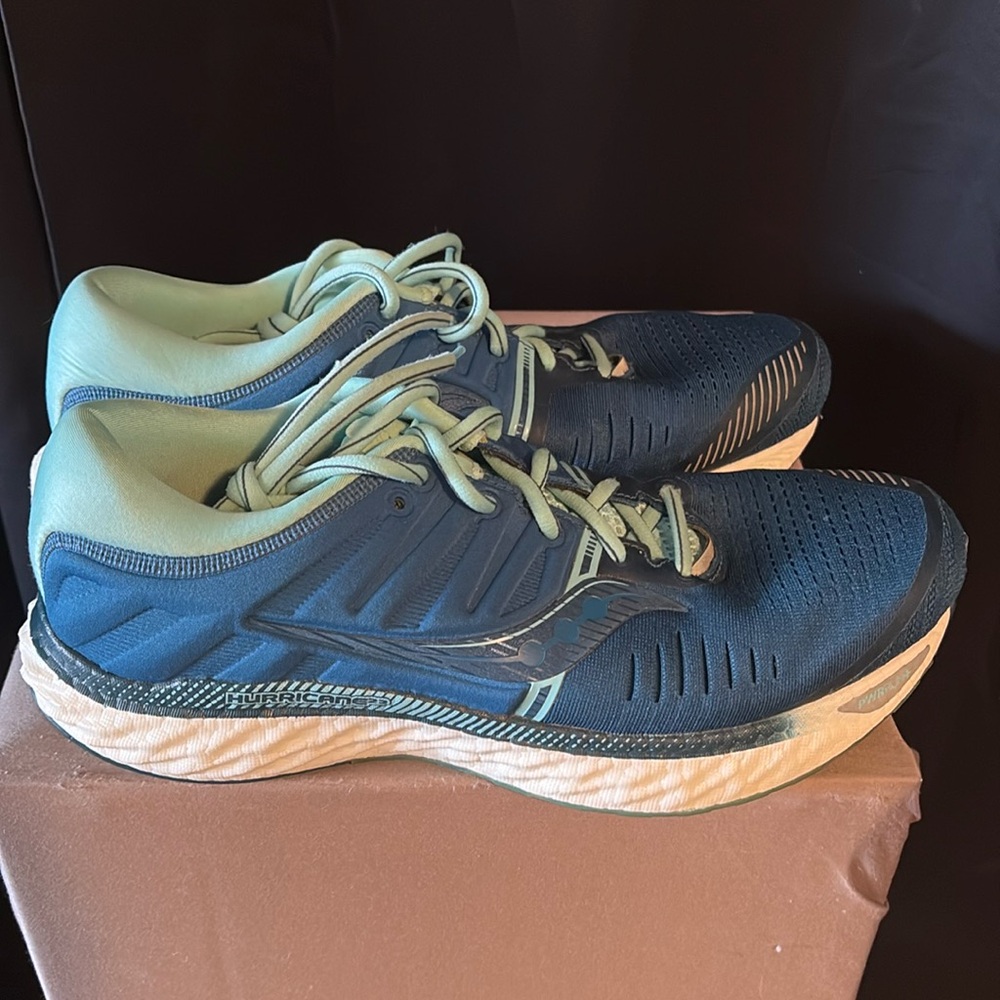 Soucony women’s tennis shoes size 11 1/2